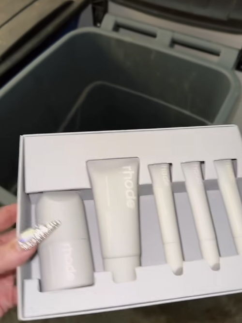 組圖 j姐評價海莉產品無聊 并扔進垃圾桶以表示支持賽琳娜