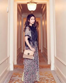 昆凌時裝周造型引爭議 毛草皮衣混搭印花裙，顯胖顯老引熱議